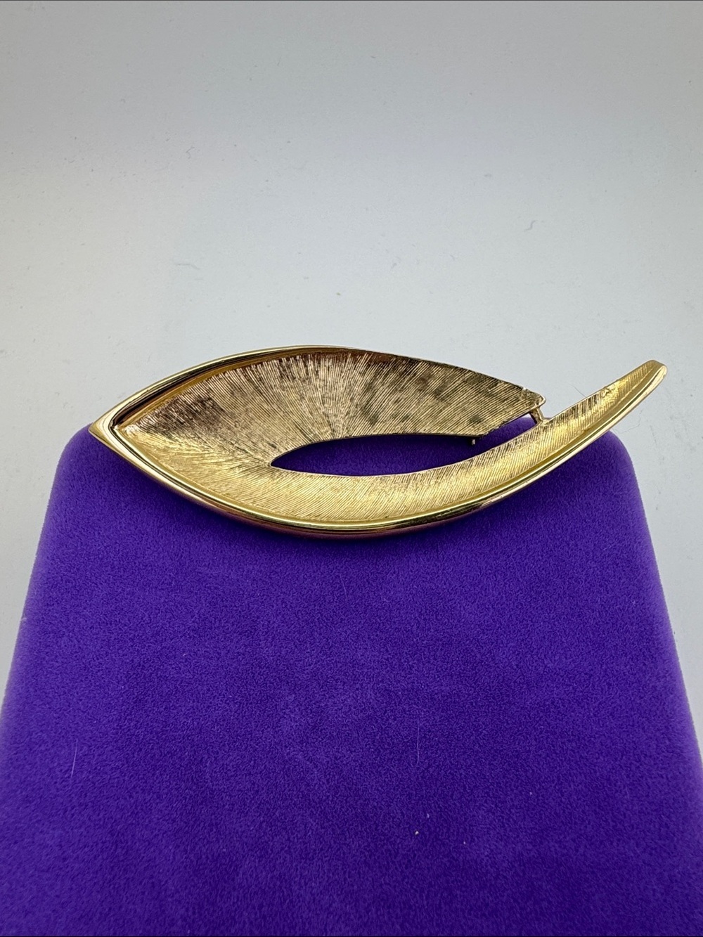 💛 Vintage Trifari Gold Plated Leaf-Shape Brooch